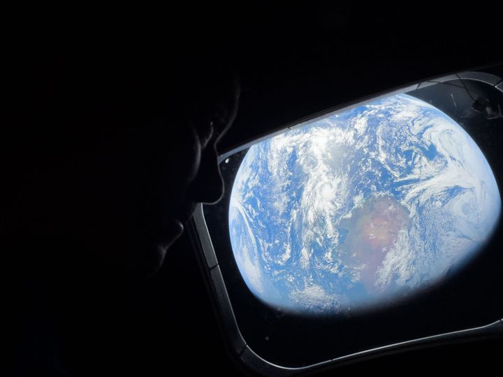 [서울=뉴시스]NASA 우주비행사이자 아르테미스 II 사령관인 리드 와이즈먼이 오리온 우주선의 주 선실 창문 밖을 내다보며 지구를 바라보고 있다. 승무원들은 달을 향해 이동 중이다. (사진=NASA 제공) *재판매 