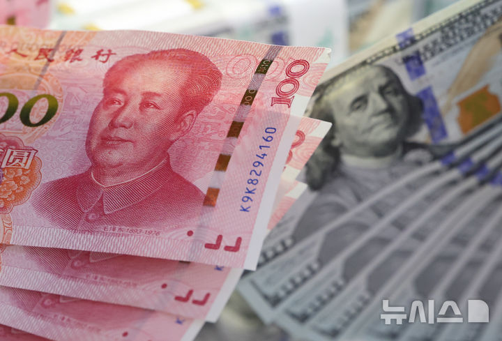 [서울=뉴시스]﻿﻿국제 결제에서 위안화 영향력이 공식 통계보다 낮게 반영되고 있다는 분석이 제기됐다. 위안화와 달러화의 모습. 206.04.07