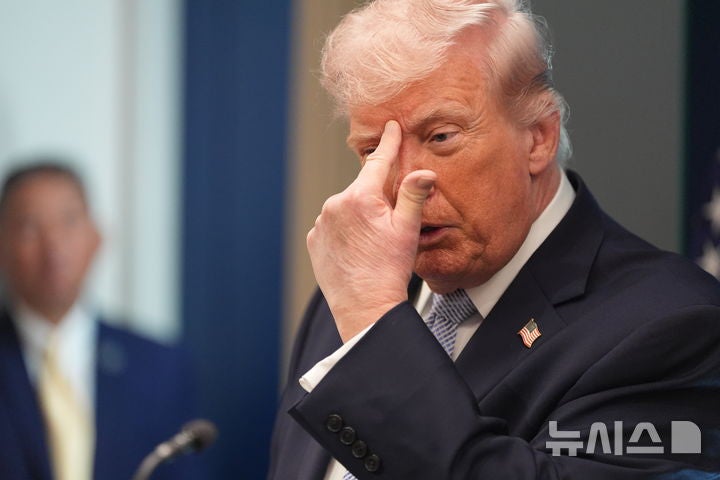 [워싱턴=AP/뉴시스] 도널드 트럼프 미국 대통령이 6일(현지 시간) 백악관 브리핑룸에서 기자회견 중 취재진 질문에 답하고 있다. 2026.04.07.