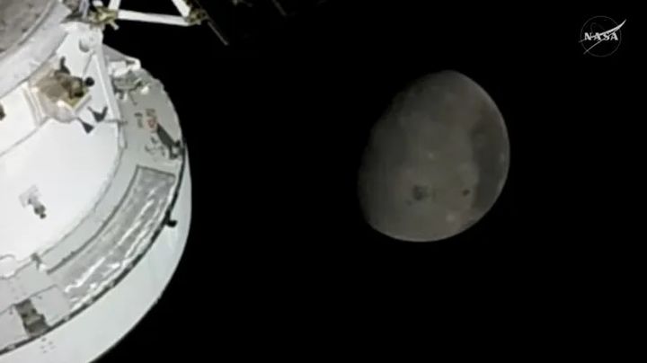 아르테미스 2호 승무원들이 탑승해 달 관측 임무를 수행 중인 오리온 우주선이 4월 6일(현지 시각) 달에 지속적으로 접근하고 있다.지구에서 볼 수 있는 달의 앞면(오른쪽)과 뒷면(왼쪽)이 모두 시야에 들어와 있다.