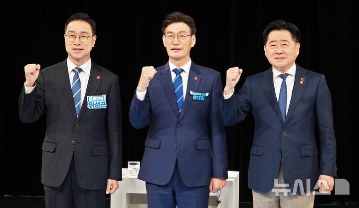 [제주=뉴시스] 오영재 기자 = 더불어민주당 위성곤(왼쪽부터), 문대림, 오영훈 제주도지사 경선후보가 7일 오후 KBS제주방송총국에서 열린 더불어민주당 제주도지사선거 경선후보 토론