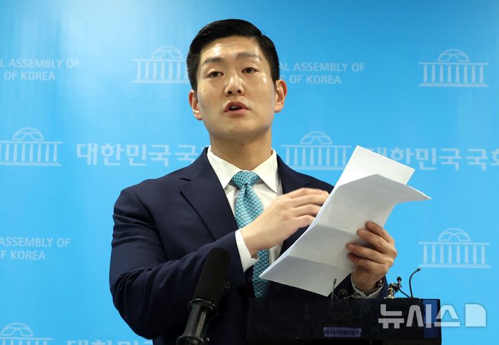 [서울=뉴시스] 조성봉 기자 = 김재섭 국민의힘 의원이 31일 오전 서울 여의도 국회 소통관에서 정원오 민주당 서울시장 예비후보의 성동구청장 재직시‘공무국외출장 의혹’관련 기자회견을 하고 있다.2026.03.3