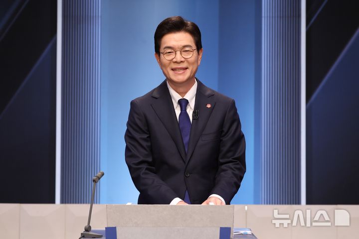 [서울=뉴시스] 국회사진기자단 = 정원오 더불어민주당 서울시장 예비후보가 3일 서울 여의도 KBS 스튜디오에서 열린 더불어민주당 서울시장 본경선 후보자 2차 합동토론회에서 토론을 준비하고 있다.2026.04.03.