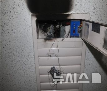 [인천=뉴시스] 인천 구월동 오피스텔에서 발생한 화재로 불에 탄 제연댐퍼. (사진=인천소방본부 제공) 2026.04.08. photo@newsis.com