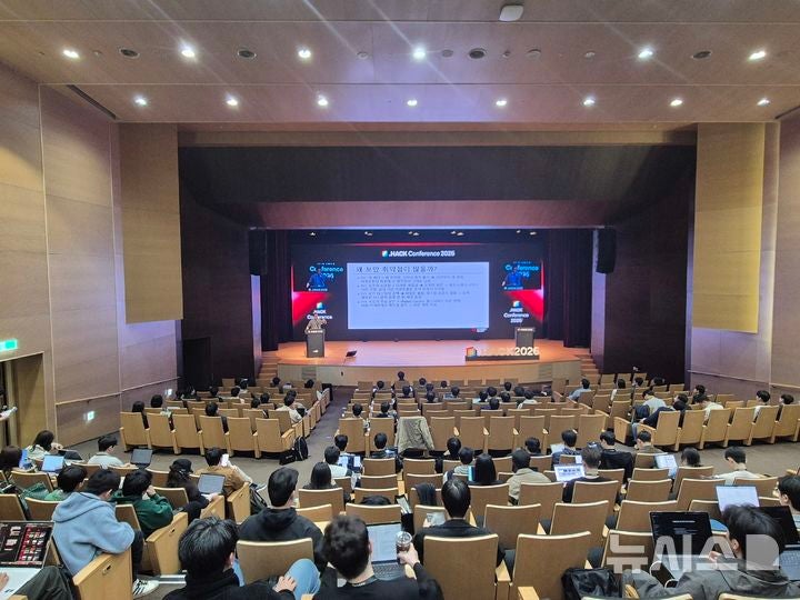 [서울=뉴시스] 신효령 기자= 8일 서울 강남구 코엑스 컨퍼런스룸에서 열린 '닷핵 컨퍼런스 2026(.HACK Conference 2026)'에서 김용대 한국과학기술원(KAIST·카이스트) 석좌교수가 'Cellula