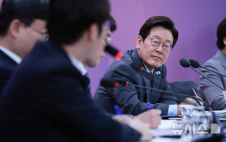 [대구=뉴시스] 고범준 기자 = 이재명 대통령이 24일 대구광역시 북구 엑스코에서 열린 '대구의 마음을 듣다' 타운홀 미팅에서 하정우 AI미래기획수석의 발언을 듣고 있다. 2025