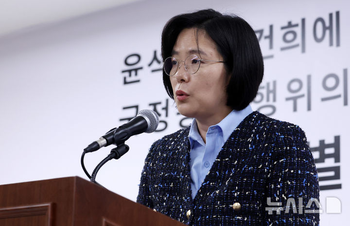 [과천=뉴시스] 이영환 기자 = 권창영 2차 종합특검팀의 김지미 특검보가 11일 오후 경기 과천시 2차 종합특검팀 사무실 브리핑룸에서 브리핑을 하고 있다.2026.03.11.