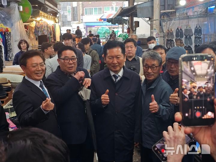 [여수=뉴시스] 한재혁 기자 = 정청래 더불어민주당 대표가 9일 오전 전남 여수 서시장을 방문해 상인들과 만났다. 2026.04.09 saebyeok@newsis.com