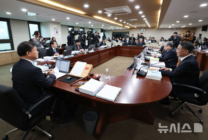 [과천=뉴시스] 최진석 기자 = 김종철(왼쪽) 방송미디어통신위원회(방미통위) 위원장이 10일 오전 경기 과천 정부과천청사에서 열린 2026년도 제1차 방미통위 회의에서 위원들의 발언을 경청하고 있다. 2026.04.