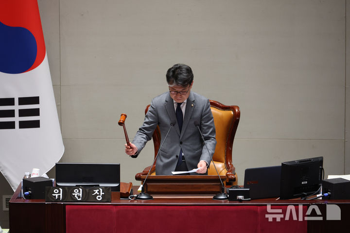 [서울=뉴시스] 김금보 기자 = 진성준 국회 예산결산특별위원회 위원장이 10일 오후 서울 여의도 국회에서 열린 예산결산특별원회에서 2026년도 제1회 추가경정예산안 가결을 선포하고