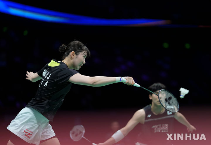 노란 수영복에 섹시한 몸매 어필하는 존예 처자