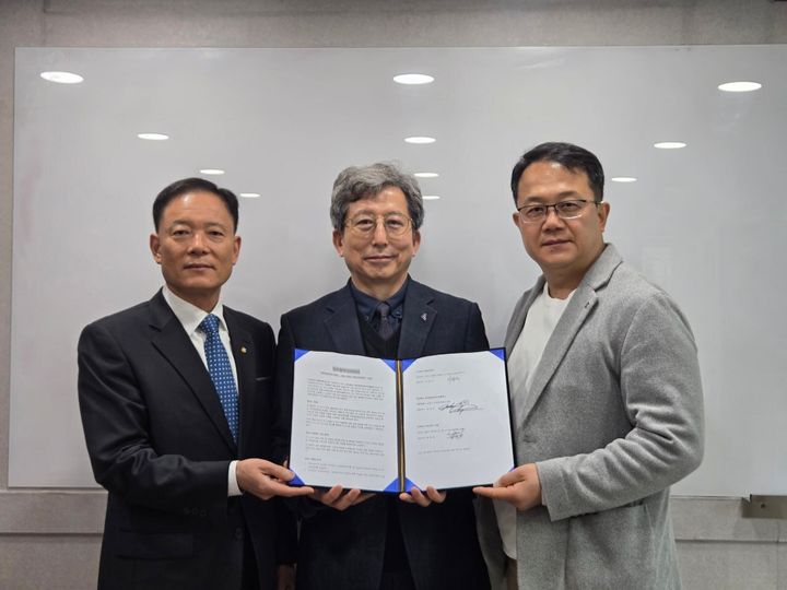 [서울=뉴시스] 사천 스카이시티 AI 데이터센터 구축 업무협약을 체결한 태왕디엔디, J&J, SCE 관계자들이 기념촬영하고 있다. 왼쪽부터 송병일 SCE 대표, 이종경 태왕디엔디 대표, 진대현 J&J 대표. (출처=