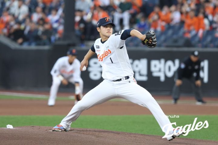 문동주, 교사로서의 인상과 달리 과외 스캔들에 휩싸여