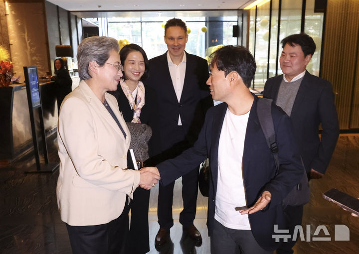 [서울=뉴시스] 김근수 기자 = 리사 수 AMD 최고경영자(CEO)가 19일 서울 시내의 한 호텔에서 김성훈 업스테이지 대표와 인사를 나누고 있다.2026.03.19.