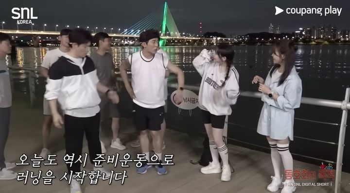[서울=뉴시스] 14일 한 온라인 커뮤니티에 '러닝크루가 다른 동호회보다 건전하다'는 글이 올라왔다. 누리꾼들은 글쓴이 A씨의 주장에 상반되는 반응을 보였다. (사진=쿠팡플레이 유튜브 채널 캡처)