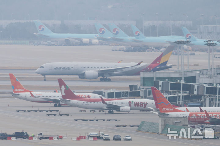 [인천공항=뉴시스] 권창회 기자 = 1일 인천국제공항에서 항공기가 이륙하고 있다.중동 전쟁으로 국제유가가 치솟으면서 이번 달 발권하는 항공권에 부과되는 유류할증료가 지난 달과 비교해 일제히 최대 3배 이상 뛰어올랐