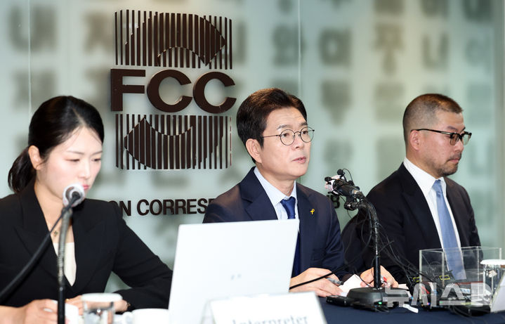 [서울=뉴시스] 최진석 기자 = 정원오(가운데) 더불어민주당 서울시장 후보가 16일 서울 중구 한국프레스센터에서 열린 서울외신기자클럽(SFCC) 초청간담회에서 발언하고 있다. 2026.04.16. myjs@newsi