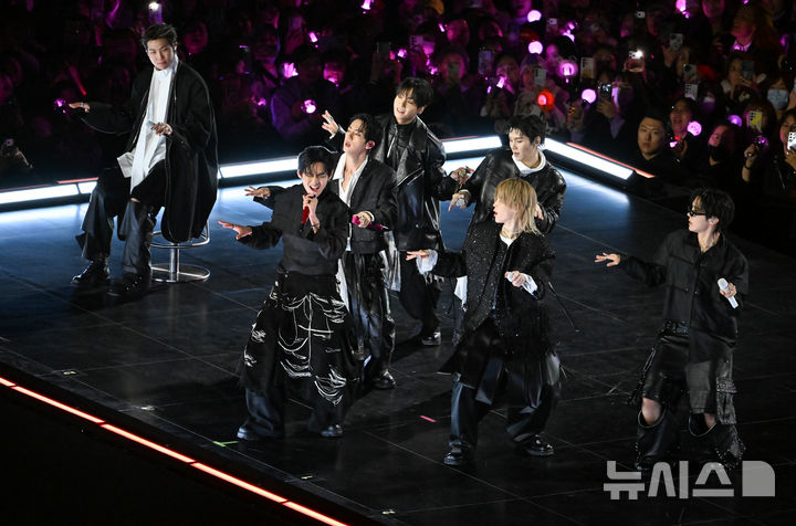 [서울=뉴시스] 사진공동취재단 = 방탄소년단(BTS)이 지난달 21일 서울 종로구 광화문광장에서 컴백을 기념해 'BTS 컴백 라이브 : 아리랑' 공연을 선보이고 있다. 2026.03.21. photo@newsis.c