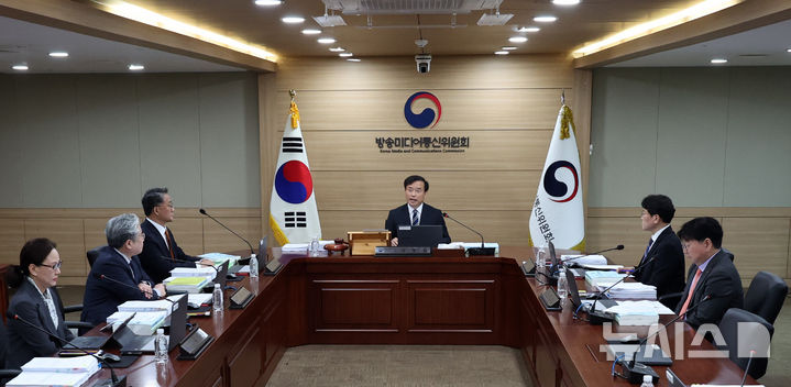 [과천=뉴시스] 최진석 기자 = 김종철 방송미디어통신위원회(방미통위) 위원장이 10일 오전 경기 과천 정부과천청사에서 열린 2026년도 제1차 방미통위 회의에서 발언하고 있다. 2026.04.10. myjs@news