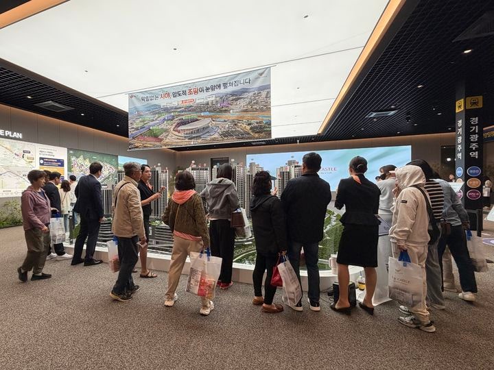 '경기광주역 롯데캐슬 시그니처 1단지' 아파트 모형을 살펴보는 방문객들. 2026.04.17. *재판매 및 DB 금지