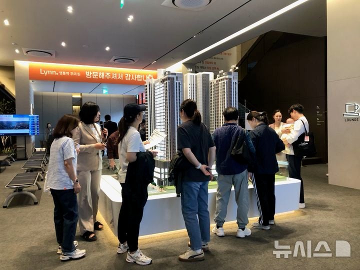 [서울=뉴시스] 황민 인턴기자=지난 17일 용인시 기흥구 영덕동에 마련된 '영통역 우미 린' 견본주택에 방문객들로 북적이고 있다.