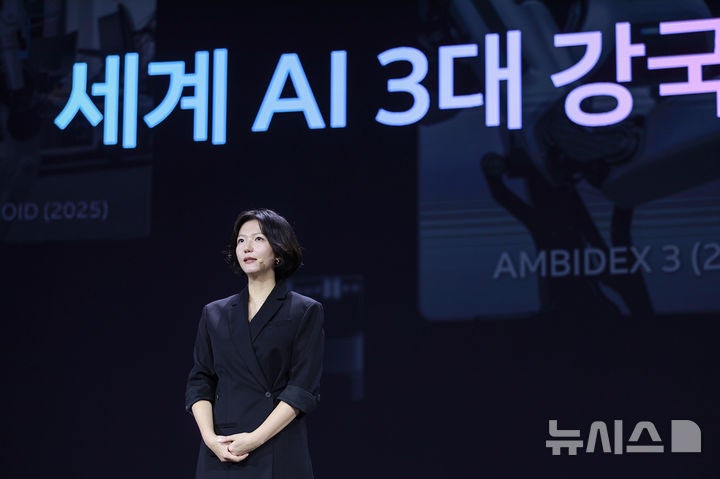 [서울=뉴시스] 최수연 네이버 대표이사가 6일 오전 서울 강남구 코엑스에서 열린 팀네이버 통합 컨퍼런스 'DAN25' 키노트를 통해 네이버가 대한민국의 인공지능(AI) 3대 강국 도약에 기여하겠다고 밝혔다. (사진=