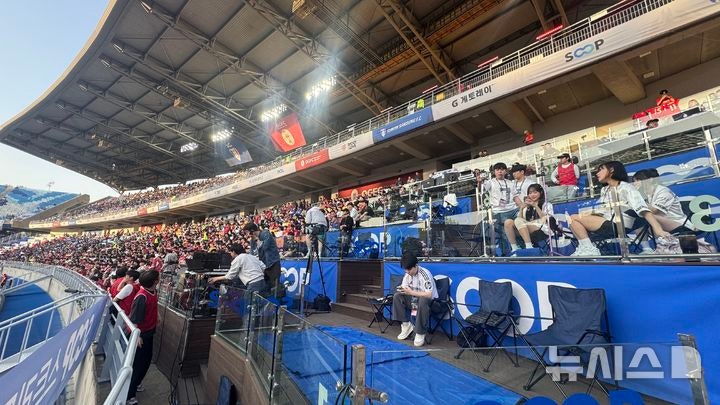[수원=뉴시스] 윤정민 기자 = 19일 OGFC(더 오리지널 FC) 대 수원 삼성 블루윙즈 레전드 경기를 맞아 수원월드컵경기장에 마련된 SOOP 스트리머 전용 존 'SOOP 존'. 스트리머들이 경기 시작에 앞서 방송