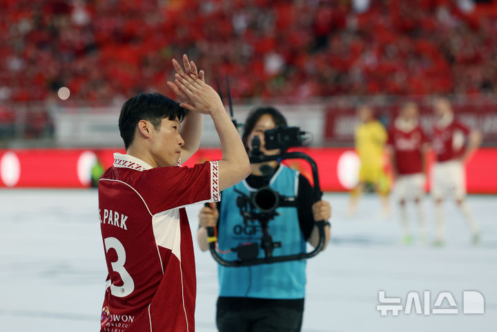 [수원=뉴시스] 조성우 기자 = 19일 경기 수원시 팔달구 수원월드컵경기장에서 열린 OGFC(더 오리지널 FC) 대  K리그2 수원삼성 레전드의 경기, OGFC 박지성이 그라운드에 입장하고 있다.OGFC는 축구 콘텐