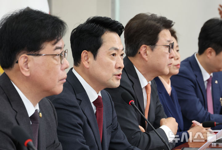[Seoul=Newsis] Reporter Kim Geum-bo = Jang Dong-hyuk, leader of the People Power Party, speaks at the Supreme Committee meeting held at the National Assembly in Yeouido, Seoul, on the morning of the 20th, 2026.04.20. kgb@newsis.com