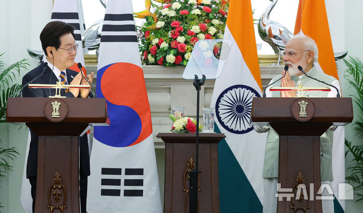 [뉴델리=뉴시스] 고범준 기자 = 이재명 대통령과 나렌드라 모디 인도 총리가 20일(현지 시간) 뉴델리 영빈관 하이데라바드 하우스에서 공동언론발표를 하며 박수를 치고 있다. 2026.04.20. bjko@newsis