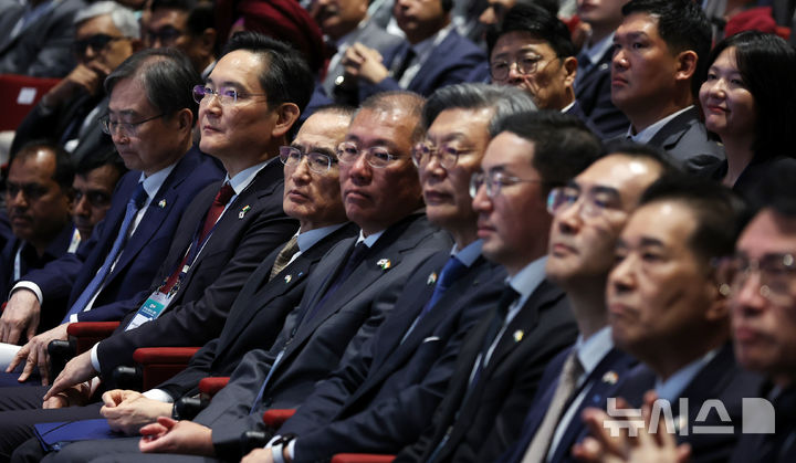 [뉴델리=뉴시스] 고범준 기자 = 이재용 삼성전자 회장, 정의선 현대차그룹 회장, 구광모 LG그룹 회장, 최수연 네이버 대표 등 참석자들이 20일(현지 시간) 인도 뉴델리 바랏 만다팜 센터에서 열린 한-인도 비즈니스
