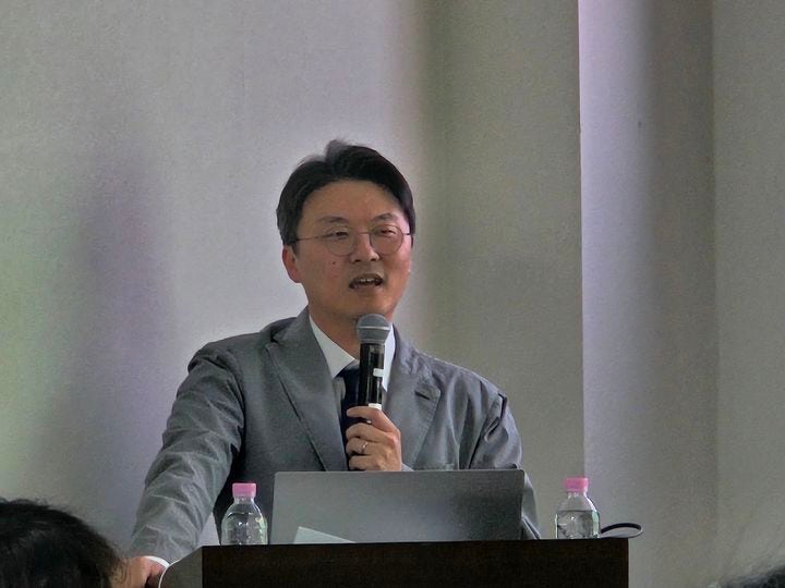 [서울=뉴시스] 박은비 기자 = 김용희 선문대 경영학과 교수가 22일 오후 김우영 더불어민주당 의원실 주최로 열린 '방송미디어통신위원회 시대 방송통신발전기금 제도 개선 방안' 토론회에서 발표하고 있다. 2026.04
