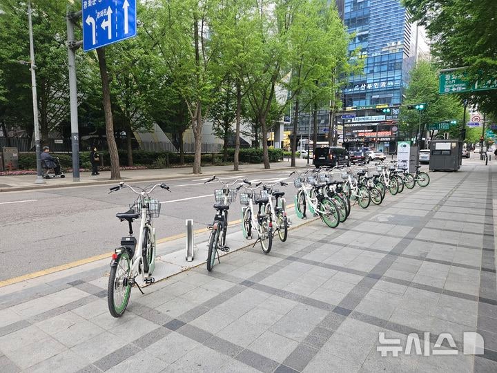 [서울=뉴시스]정재훈 인턴기자=지난 22일 오전 7시께 서울 지하철 2호선 시청역 인근 공공자전거 '따릉이' 대여소 모습.2026.04.23 