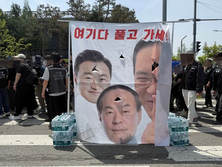 [평택=뉴시스] 박나리 기자 = 23일 경기 평택시 고덕동 삼성전자 평택캠퍼스에서 열린 삼성전자 노동조합 공동투쟁본부 '4·23 투쟁 결의대회'에서 이재용 삼성전자 회장,전영현 삼성전자 대표이사 부회장,노태문 삼