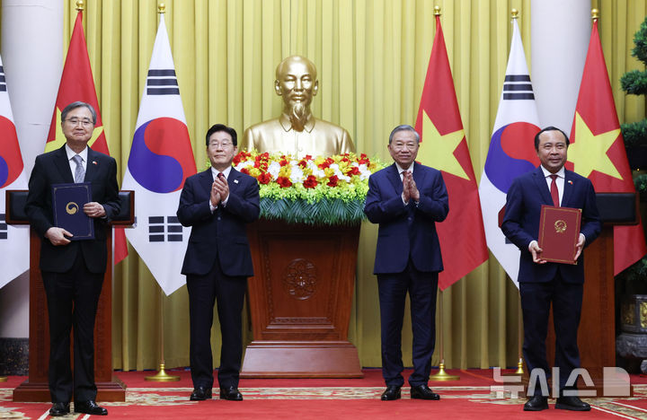 [하노이=뉴시스] 고범준 기자 = 조현 외교부 장관과 부 하이 꾸언 과학기술부 장관이 22일(현지 시간) 베트남 하노이 주석궁에서 이재명 대통령과 또 럼 베트남 당 서기장 겸 국가주석이 참석한 가운데 과학기술혁신 협