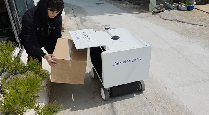 [서울=뉴시스]우주항공청이 한국전자통신연구원과 함께 드론과 배송 협업 로봇, 도킹스테이션을 결합한 ‘드론-로봇 협업 문 앞 배송 체계’ 실증 사업을 진행했다. (사진=우주청 제공)  *재판매 및 DB 금지