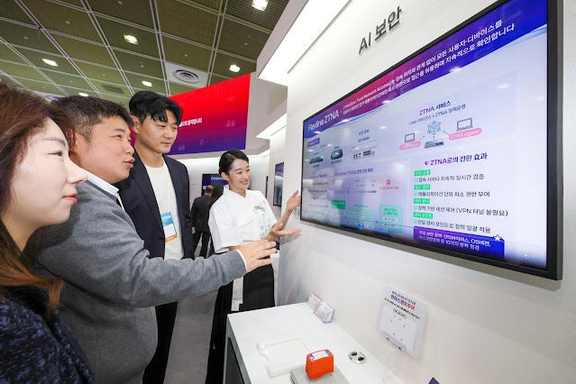 [서울=뉴시스] KT는 서울 강남구 코엑스에서 열린 월드IT쇼 전시부스에서 AI 메일 보안, 클린존, 플렉스라인(Flexline) 등 AI를 활용한 기업보안 솔루션을 공개했다고 24일 밝혔다. (사진=KT 제공) 2