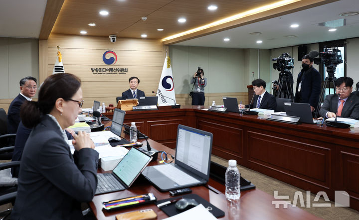 [과천=뉴시스] 최진석 기자 = 김종철 방송미디어통신위원회(방미통위) 위원장이 지난 10일 오전 경기 과천 정부과천청사에서 열린 2026년도 제1차 방미통위 회의에서 위원들의 발언을 경청하고 있다. 2026.04.1