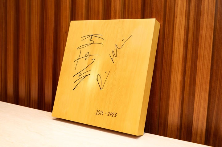 [서울=뉴시스] 최동준 기자 = 청와대는 27일 데미스 하사비스 구글 딥마인드 CEO가 이재명 대통령을 예방하며 2016년 알파고 대국 10주년을 기념해 이세돌 9단과 각각 서명한 바둑판을 선물했다고 밝혔다. (사진