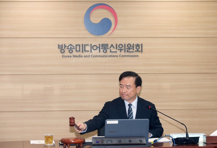 [서울=뉴시스] 이영환 기자 = 김종철 방송미디어통신위원장이 29일 정부 과천청사에서 열린 2026년제5차 전체회의를 주재하고 있다.  (사진=방미통위 제공) 2026.04.29. photo@newsis.com *재