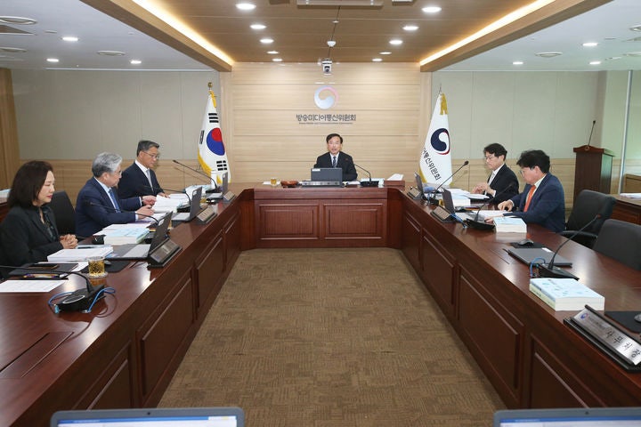 [서울=뉴시스] 이영환 기자 = 김종철 방송미디어통신위원장이 29일 정부 과천청사에서 열린 2026년제5차 전체회의를 주재하고 있다.  (사진=방미통위 제공) 2026.04.29. photo@newsis.com *재
