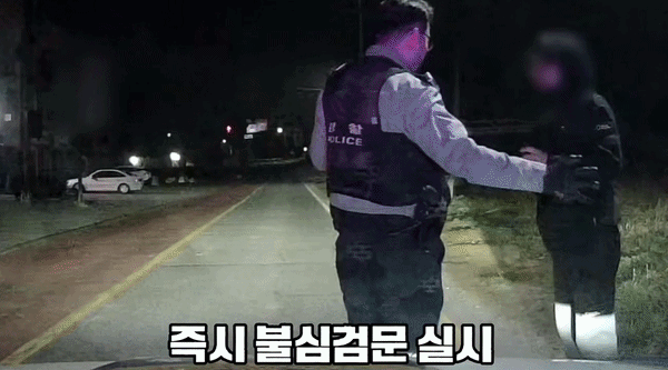 [서울=뉴시스] 4일 경찰청 공식 유튜브 채널은 '2초 만에 끝났다. 날쌘 범인의 최후'라는 제목의 영상을 올렸다. 남성 A씨는 영업을 종료한 식당에 잠입해서 현금을 훔친 후 달아났다가 불심검문을 실시한 경찰에게 현