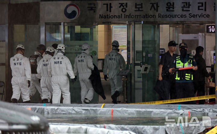 [대전=뉴시스] 강종민 기자 = 지난해 9월 28일 국과수 요원들이 화재가 완진된 대전 유성구 국가정보자원관리원 화재현장으로 향하고 있다. 2025.09.28. ppkjm@newsis.com