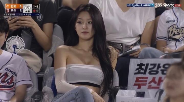 [서울=뉴시스] 야구장 관중석에 앉아 경기를 관람하는 한 여성의 모습이다. (사진 출처=스레드 캡처)