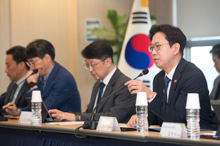 [서울=뉴시스] 배경훈 부총리 겸 과학기술정보통신부 장관이 8일 서울 종로구 광화문교보빌딩 국가과학기술자문회의 대회의실에서 열린 '빅테크 AI기업 사이버보안 프로젝트 관련 전문가 간담회' 에서 발언하고 있다. (사진