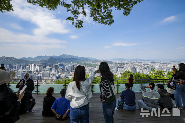[서울=뉴시스] 정병혁 기자 = 맑은 날씨를 보인 6일 서울 용산구 남산을 찾은 관광객들이 즐거운 시간을 보내고 있다.2026.05.06.