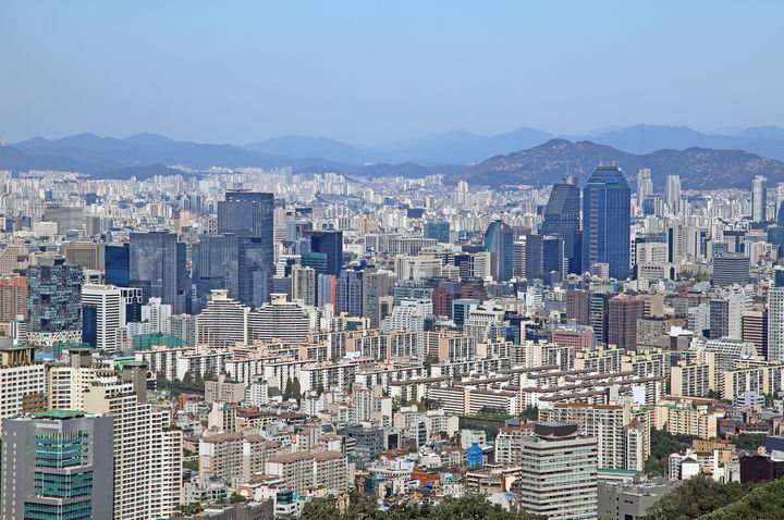 [서울=뉴시스] 지난달 22일 치과의사 A씨는 한 인터넷 커뮤니티에 '강남 집은 자산이 아니라 그냥 비싼 방석'이라는 내용의 글을 올렸다. A씨는 "자산의 기본은 유동성"이라면서 선뜻 팔기 힘든 집만으로 부자가 되지