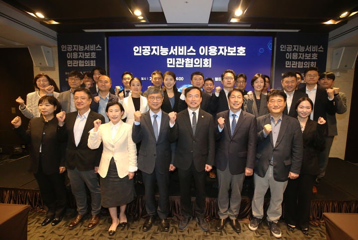[서울=뉴시스] 김종철 방송미디어통신위원장(앞줄 오른쪽에서 네번째)이 12일 서울에서 개최된 '인공지능서비스 이용자보호 민관협의회 2기 출범식'에서 참석자들과 기념촬영하고 있다. (사진=방미통위 제공) 2026.05