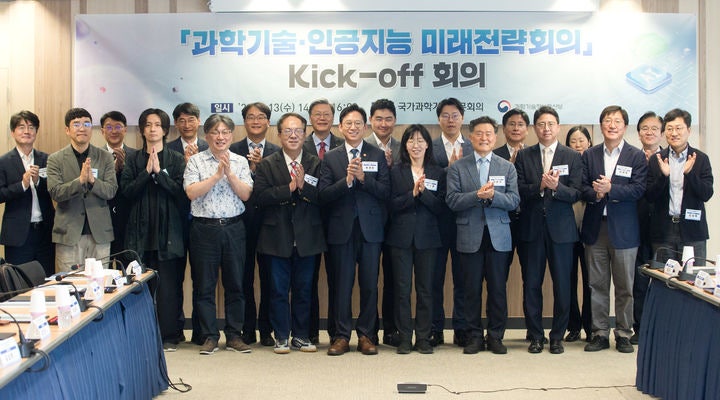 [서울=뉴시스]배경훈 부총리 겸 과학기술정보통신부 장관이 13일 오후 서울 종로구 광화문교보빌딩 국가과학기술자문회의 대회의실에서 열린 '과학기술 인공지능 미래전략회의' 에서 참석자들과 기념촬영을 하고 있다. *재판매