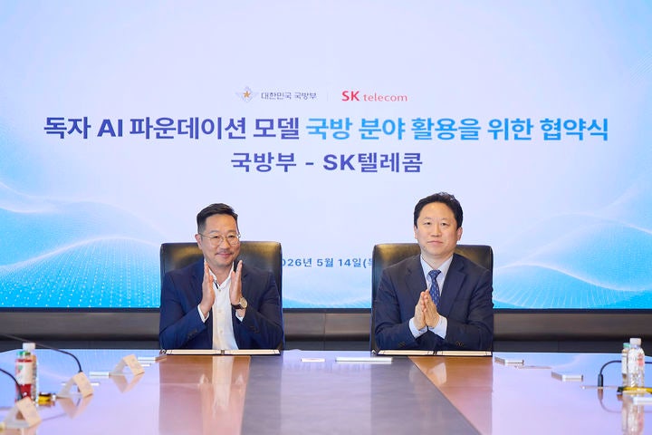 [서울=뉴시스]SKT가 서울 중구 을지로 SKT타워 본사에서 국방부와 국방 AX 촉진을 위한 ‘과기정통부 독자 AI 파운데이션 모델 국방 분야 활용’ 업무 협약(MOU)을 체결했다. 사진은 왼쪽부터 김명국 SKT I